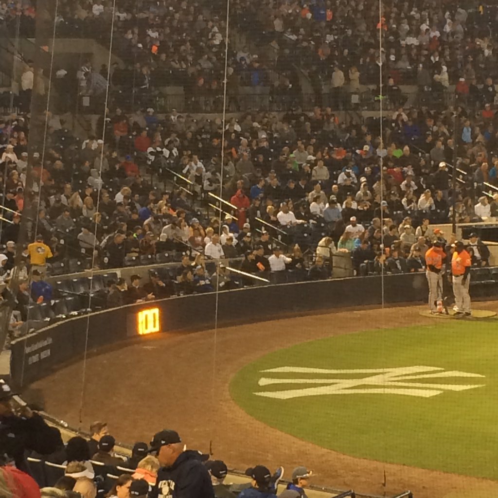 DomGallone's tweet photo. Interesting to see the clocks in centerfield and behind the backstop for in between innings.. https://t.co/CSm59Q80VS