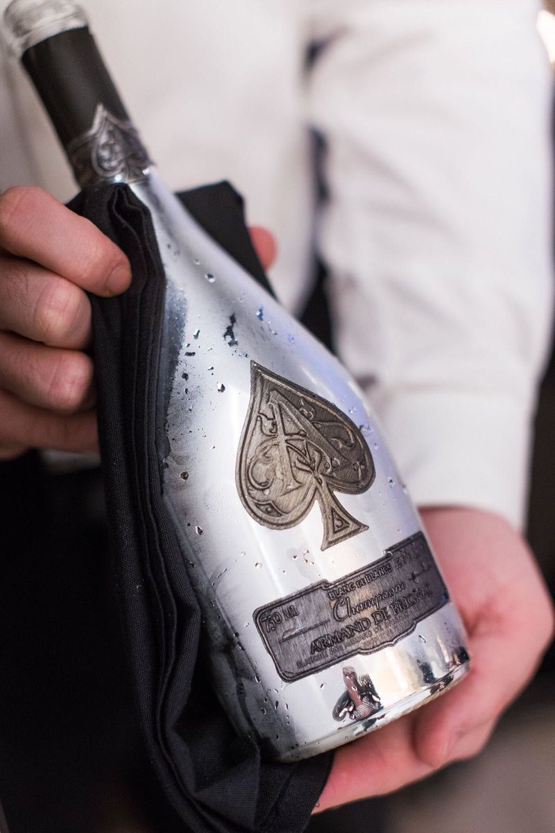 We're only a few days away and this edition of Le Brunch promises not to disappoint!  

#lebrunch #party #dayparty #blackattire #poppinbottles