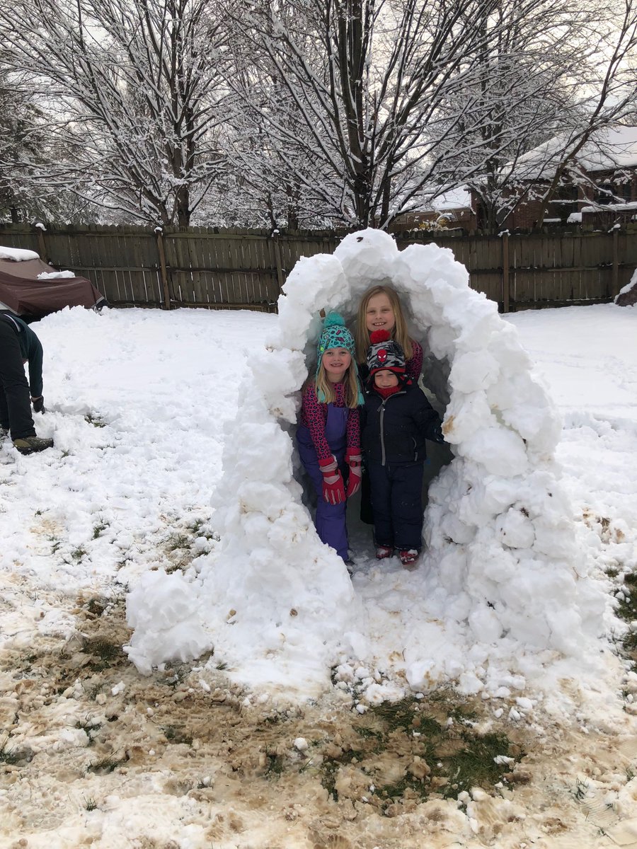 HollyFo77's tweet image. This is what happens when you have 10” of snow on the 2nd flipping day of Spring #notmyspring #ICallBS #snowsucks #bringonthewarmweather