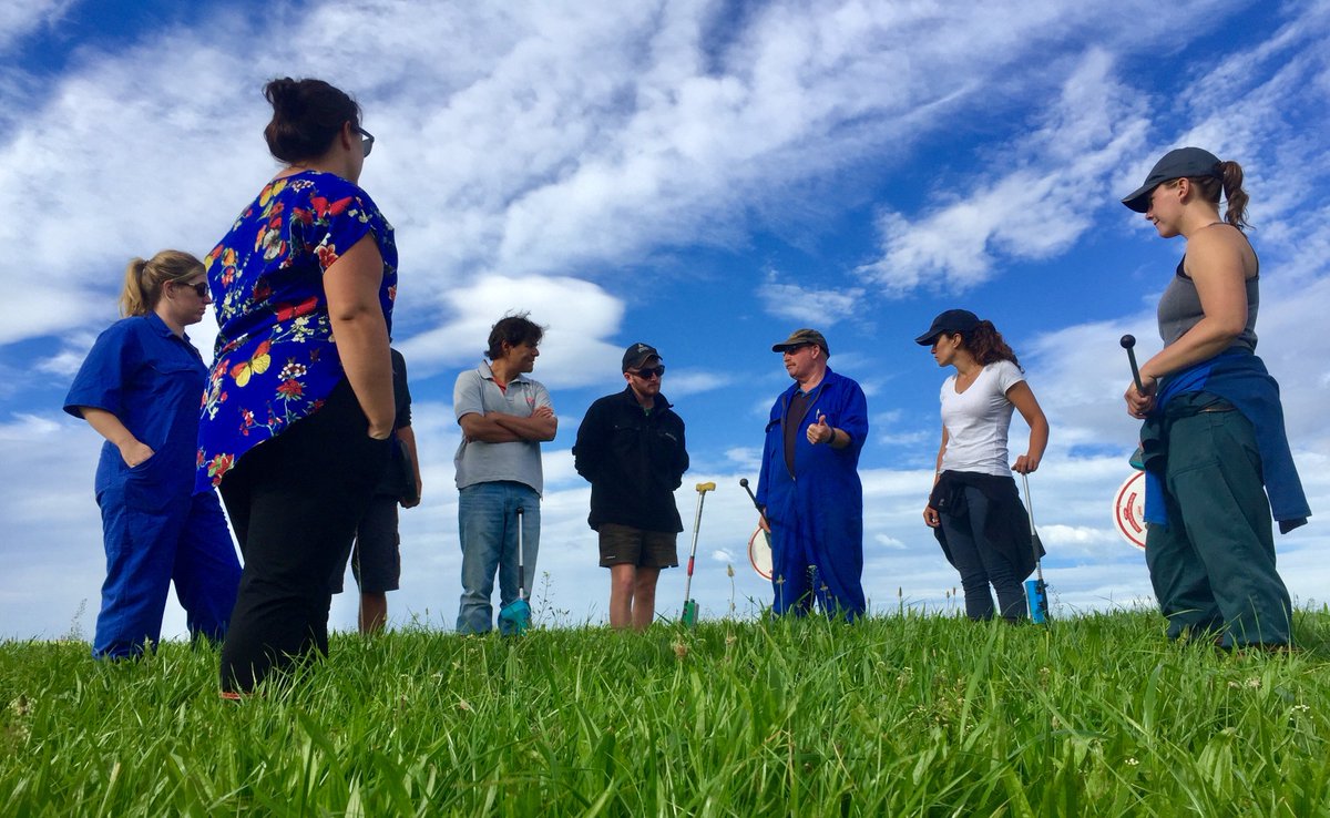 Just me and some work mates standing in a paddock talking bout grass #farmlife #pasture #newjob #nz #farming