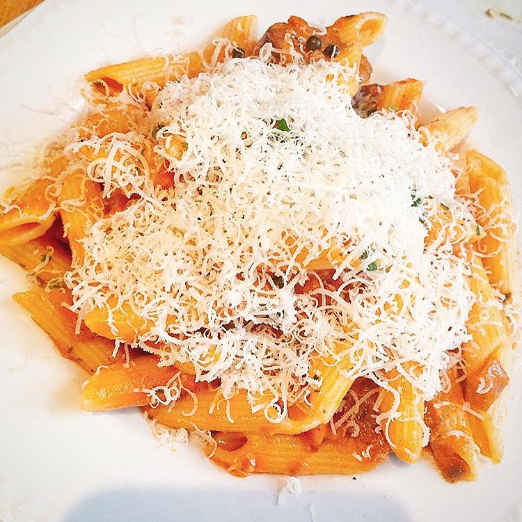 OhSoMaple's tweet photo. Is there ever such a thing as too much fresh parm on your pasta !? I think not !!! Enjoy all the noodles and all the parmesan you want at @MammaGrazzis with the $50 Gift Card up for bid at our silent auction ! 🍝🍕 #OhSoMaple https://t.co/ey3yqEljwG