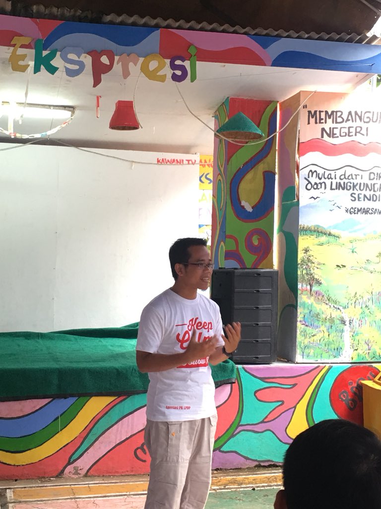 PK125_LPDP's tweet photo. Sambutan dari PIC PK LPDP Bapak @mohkamiluddin kepada peserta PK-125 dan warga Kampung Warna Warni Katulampa.
@LPDP_RI
#LPDP #LPDPinAction #KampungZamanNow #AmbatikNawasena #LPDPPK125 https://t.co/yVVyNISIho