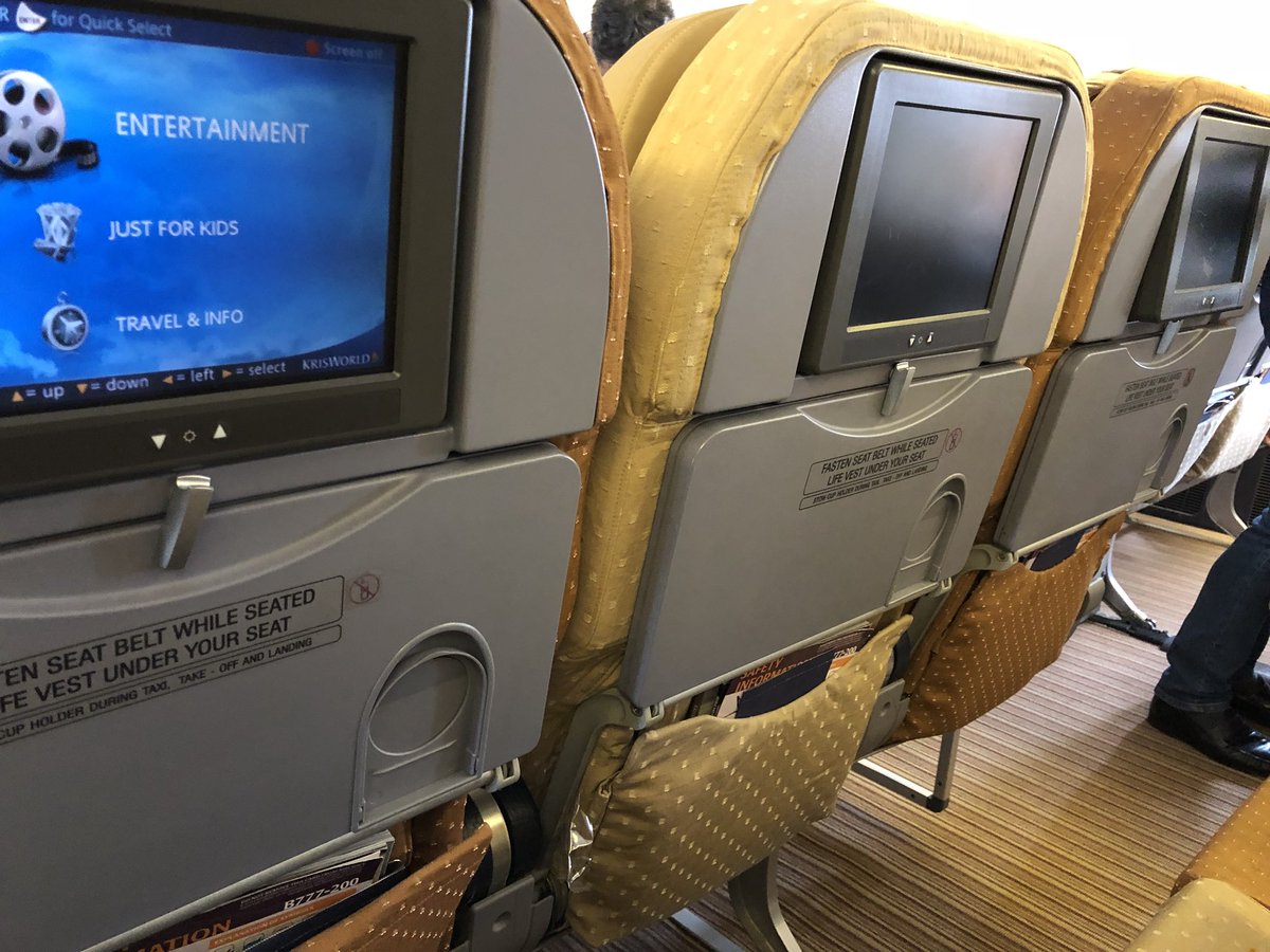 yuji_2002's tweet photo. 香港からシンガポールのSQ。
B777-200だけど、機内エンタメが旧型で残念。
朝早い便だから、映画見ずに大人しく寝ていよう。 https://t.co/wXdwb9lxRu