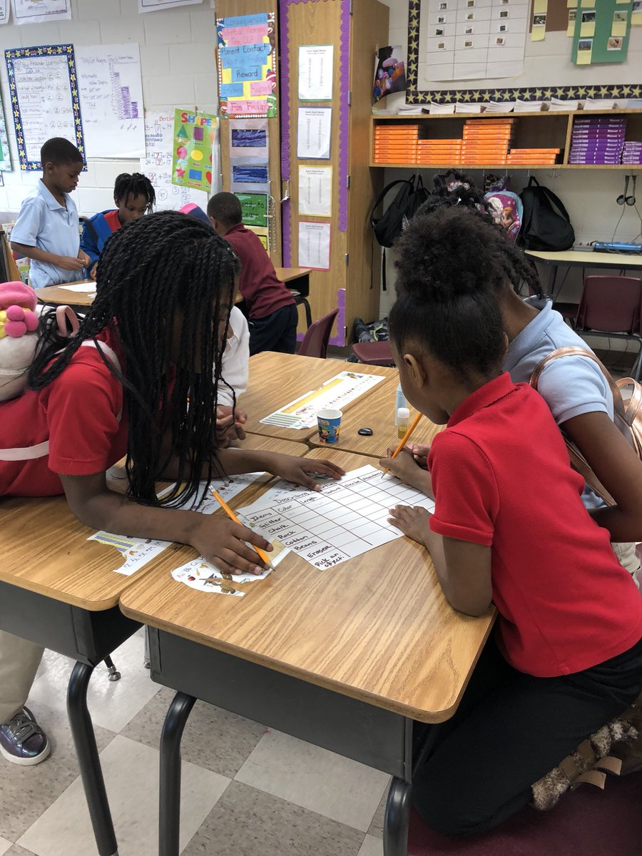 giovanni_daou's tweet photo. SUPERstars at work. ✨ #Describingproperties #Science #learningisfun  @APSFinchEagles @APSFinchAP @makishawilliams https://t.co/YwdW9pOeQN