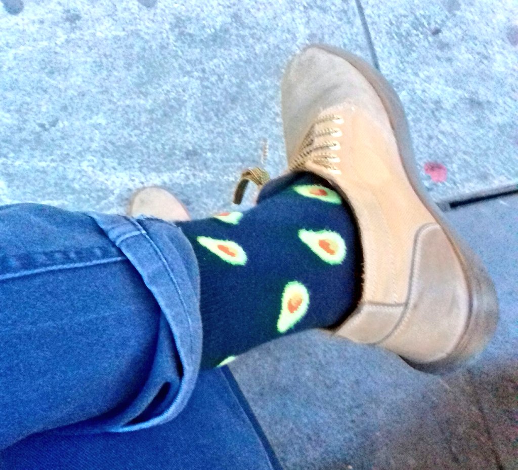 Silver_O's tweet photo. Mis calcetines son de aguacate. https://t.co/dJeKEBz5vC