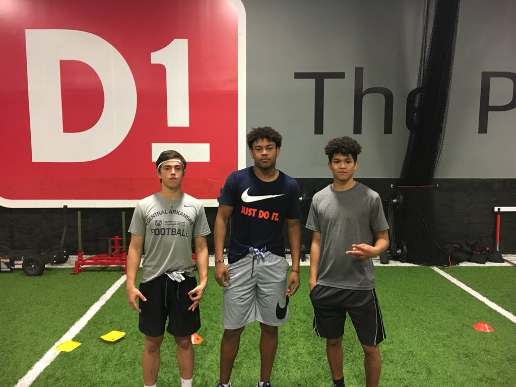 RealUNC's tweet photo. Extra work in Spring pays off in the Fall. @zacherlewein @nolan_matthews @dickey_keaton working over spring break with @drobalwaysopen and @ClayMackSkills
#SpringNoBreak #AlwaysOpen https://t.co/gqPHAAufeO