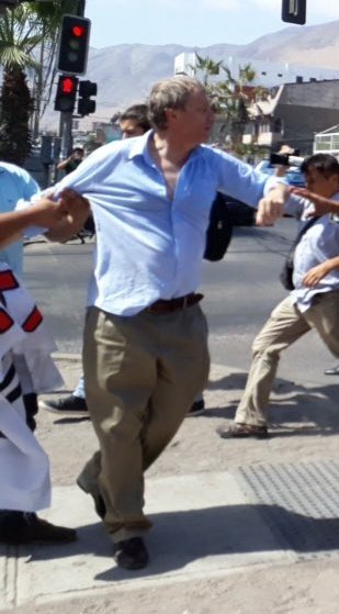 demediachilena's tweet image. - Ya vamos, José.
- Suéltame, hueón! Yo la amaba!