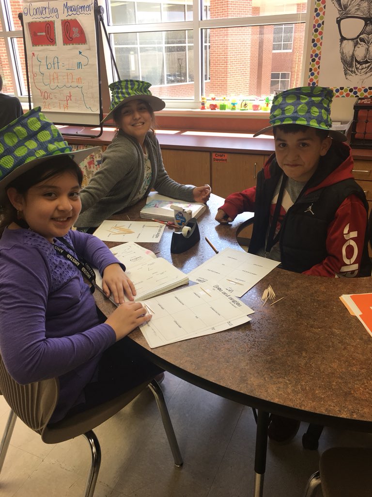 tuckertotsin106's tweet image. Today we visited the geometry circus! Sooo much fun! #llamasdoingwork #henriehawks #mesq4th