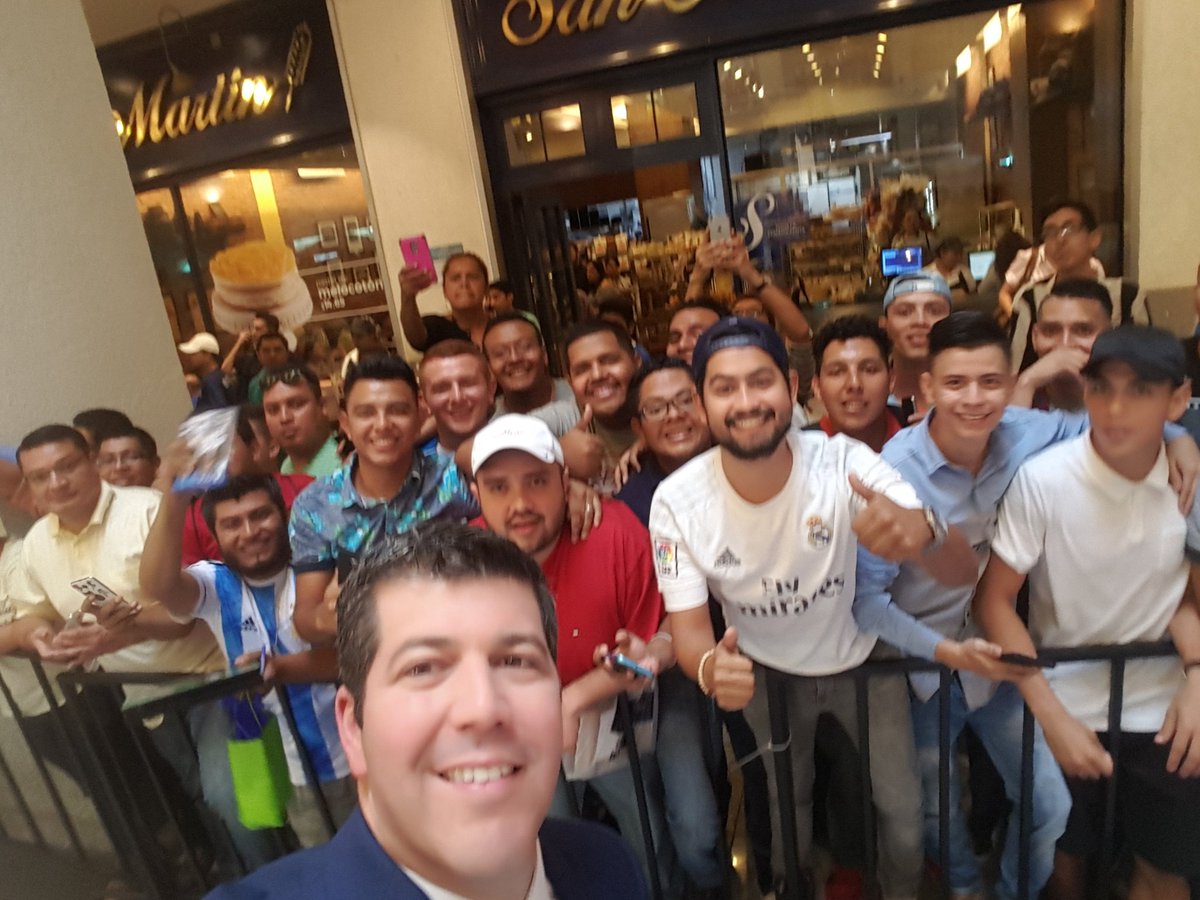 gustavomejiab's tweet photo. Con los mejores comentaristas del deporte más hermoso del mundo 😎 #FueraDeJuego #FDJ #FDJENELSALVADOR https://t.co/SuyKyqvlP3