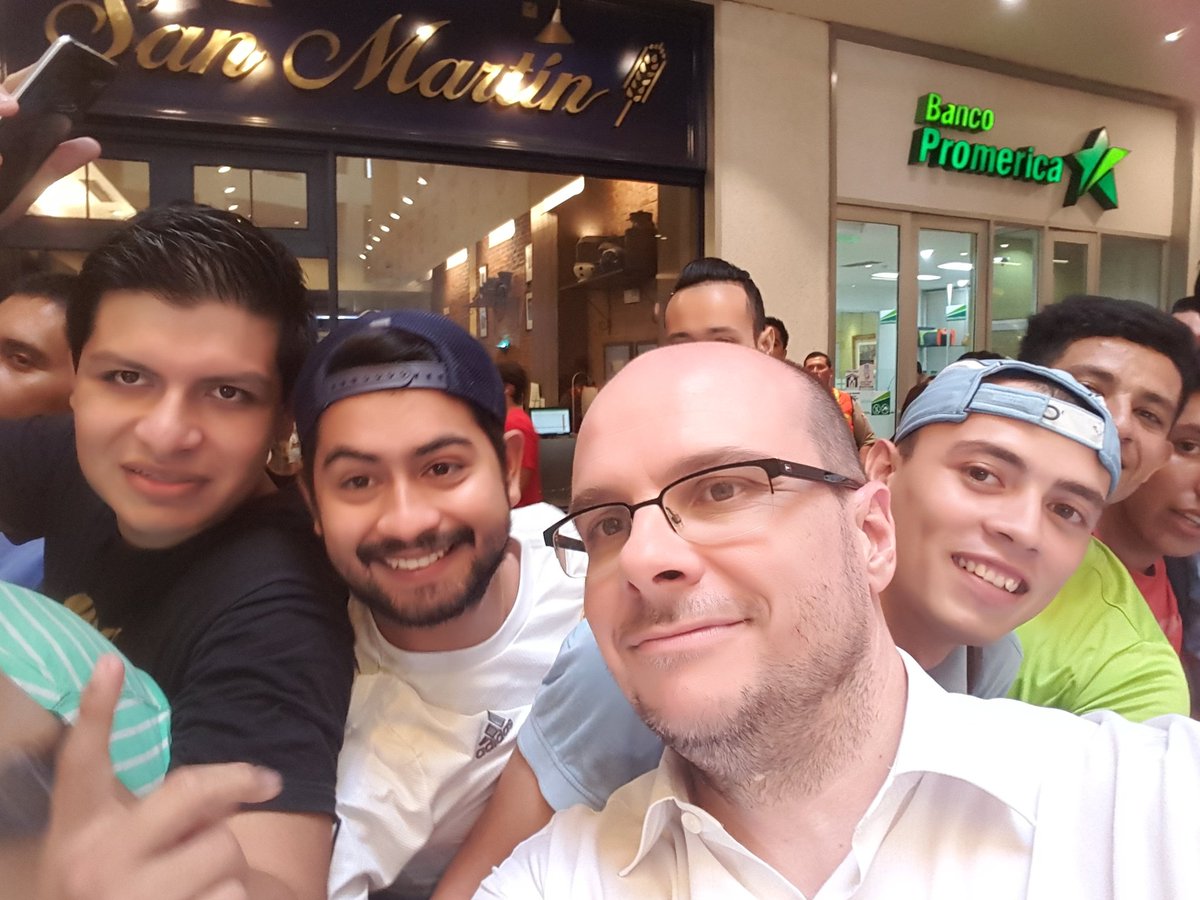 gustavomejiab's tweet photo. Con los mejores comentaristas del deporte más hermoso del mundo 😎 #FueraDeJuego #FDJ #FDJENELSALVADOR https://t.co/SuyKyqvlP3