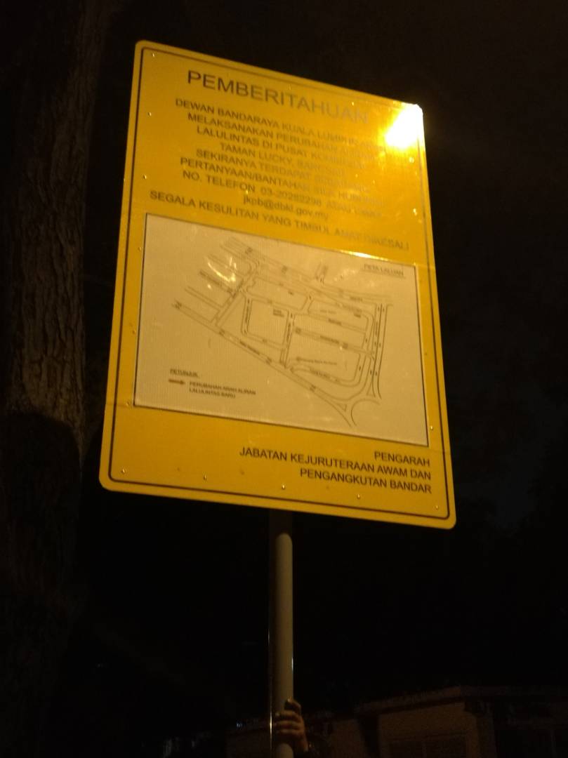 petalingputra's tweet photo. Malam tadi #DBKL telah pasang Notis berhubung makluman laluan trafik terkini di Tmn Lucky, #Bangsar. Ini susulan Persatuan2 Penduduk &amp; NGO yg berjumpa dgn YM DSU @RajaNongChik tempoh hari dan turun padang bersama pejabat @barisanasional #LembahPantai dgn DBKL. #KaliIniLah @Zuhri https://t.co/ol8ZUX5TIm
