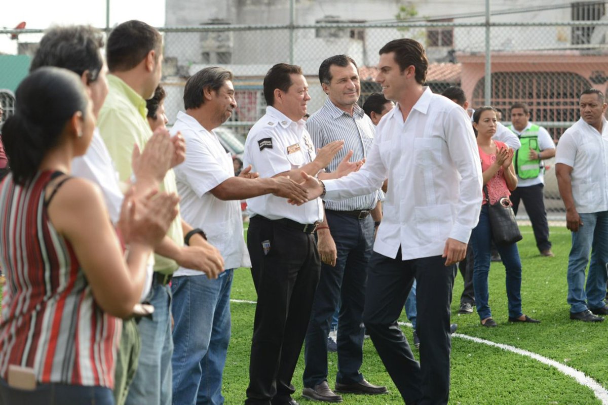 rembertoestrada's tweet photo. Con una inversión de más de 4.3 millones de pesos, en beneficio de 5 mil vecinos de #SM91, entregamos una #CanchaDePastoSintético más. #RE https://t.co/4BAsVsxrol