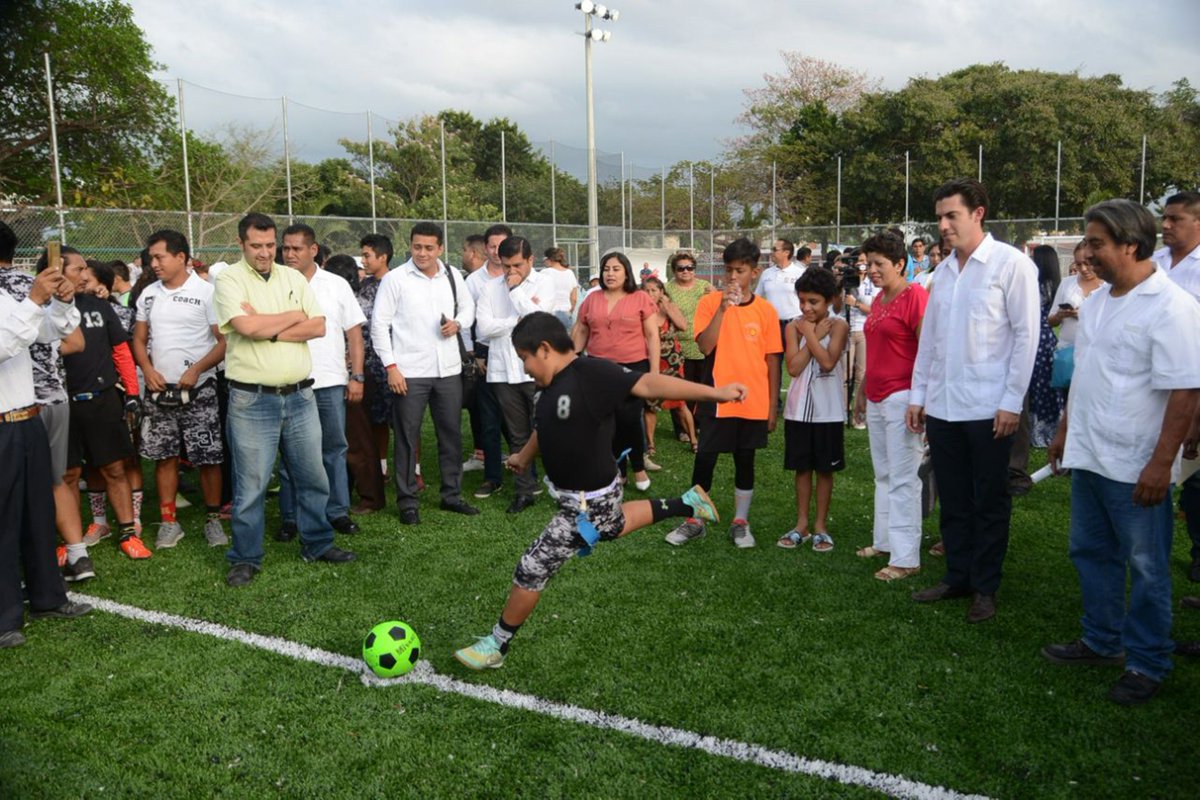 rembertoestrada's tweet photo. Nueva #CanchaDePastoSintético en #SM91. Cuídenla, disfrútenla, hagan buen uso de ella, es de todos Ustedes. #HazDeporte #RE https://t.co/mdLXSNXQXT