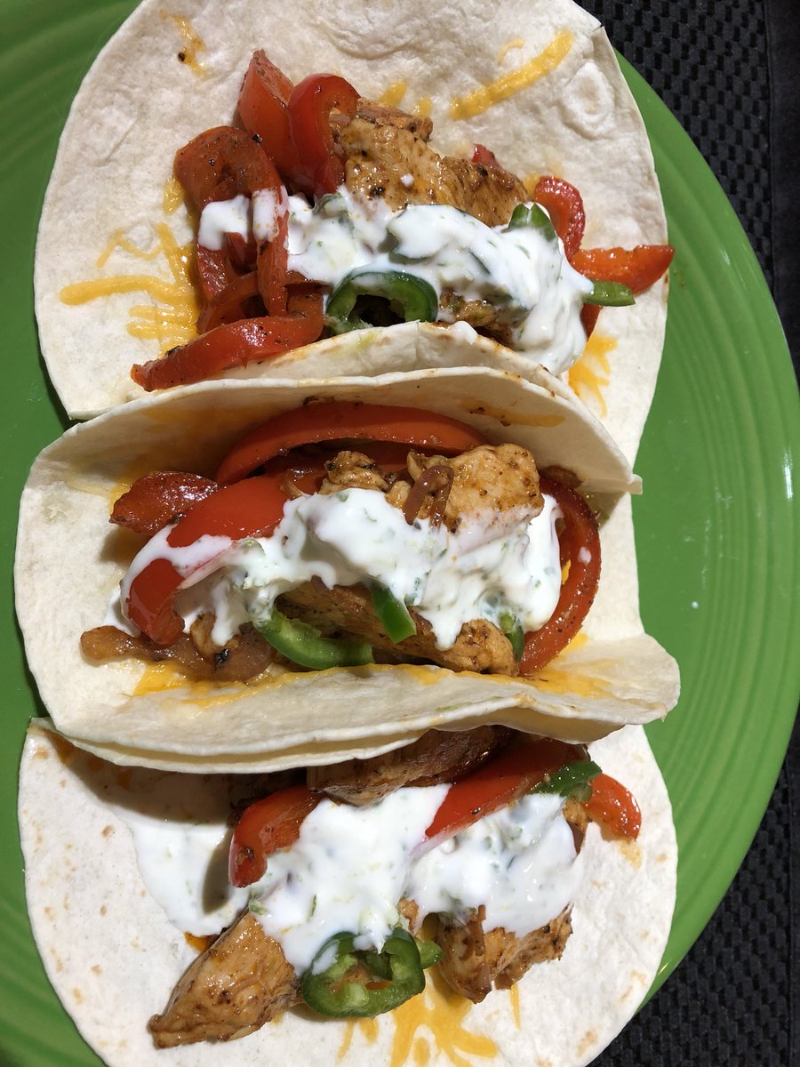 JSKuntz's tweet photo. @HelloFresh Box 2 📦 Meal 2 🥘 
Chicken Cheddar Fajitas 🍗 🧀 🌮 
(One plate with lime crema, one without bc the hubby hates sour cream)
#HelloFresh #HelloFreshPics #GetCooking https://t.co/5R0qpF39AJ