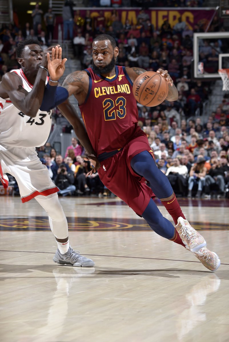 SLAMonline's tweet photo. 35 points, 17 assists, and no turnovers.

LeBron was just ridiculous tonight. https://t.co/ENxM94IMHU