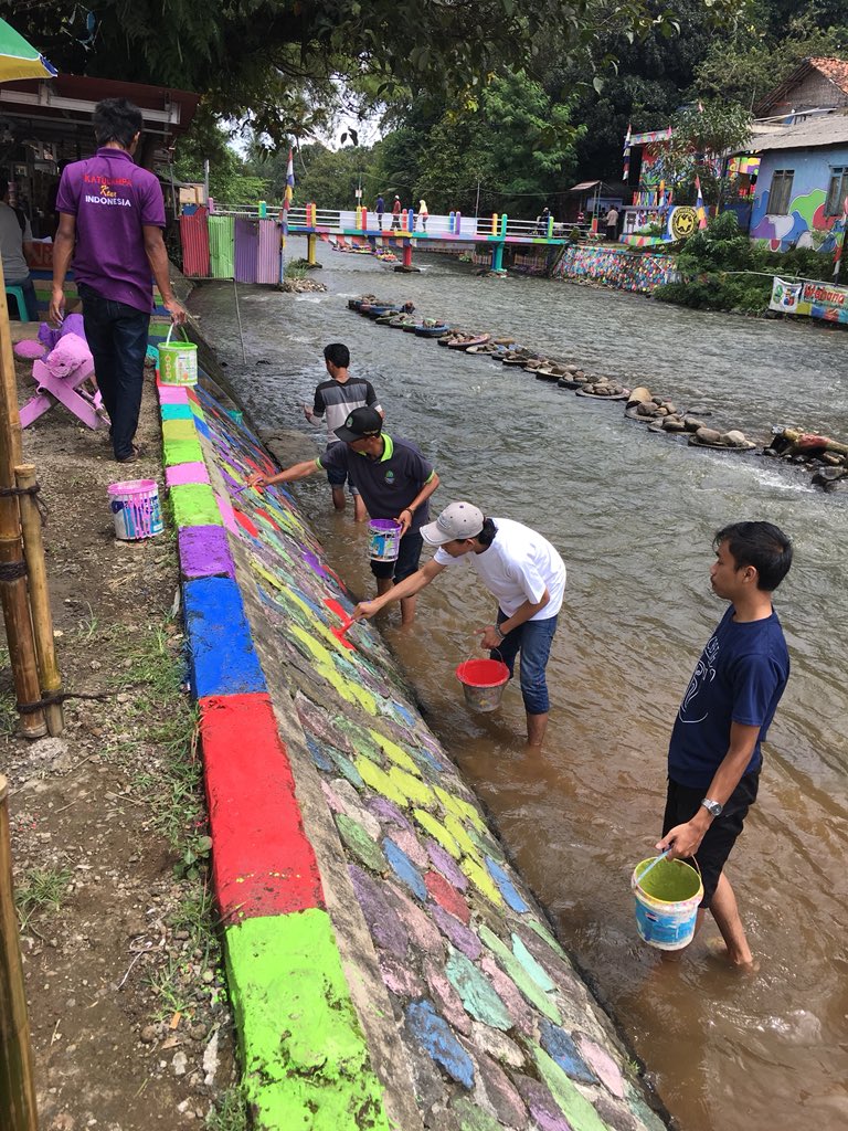 PK125_LPDP's tweet photo. Proses pengecatan bronjong Katulampa dan pagar bambu warna warni Kawani oleh PK-125 dibantu dengan warga lokal. @LPDP_RI
#LPDP #LPDPinAction #KampungZamanNow #AmbatikNawasena #LPDPPK125 https://t.co/5kcnrlzwiy