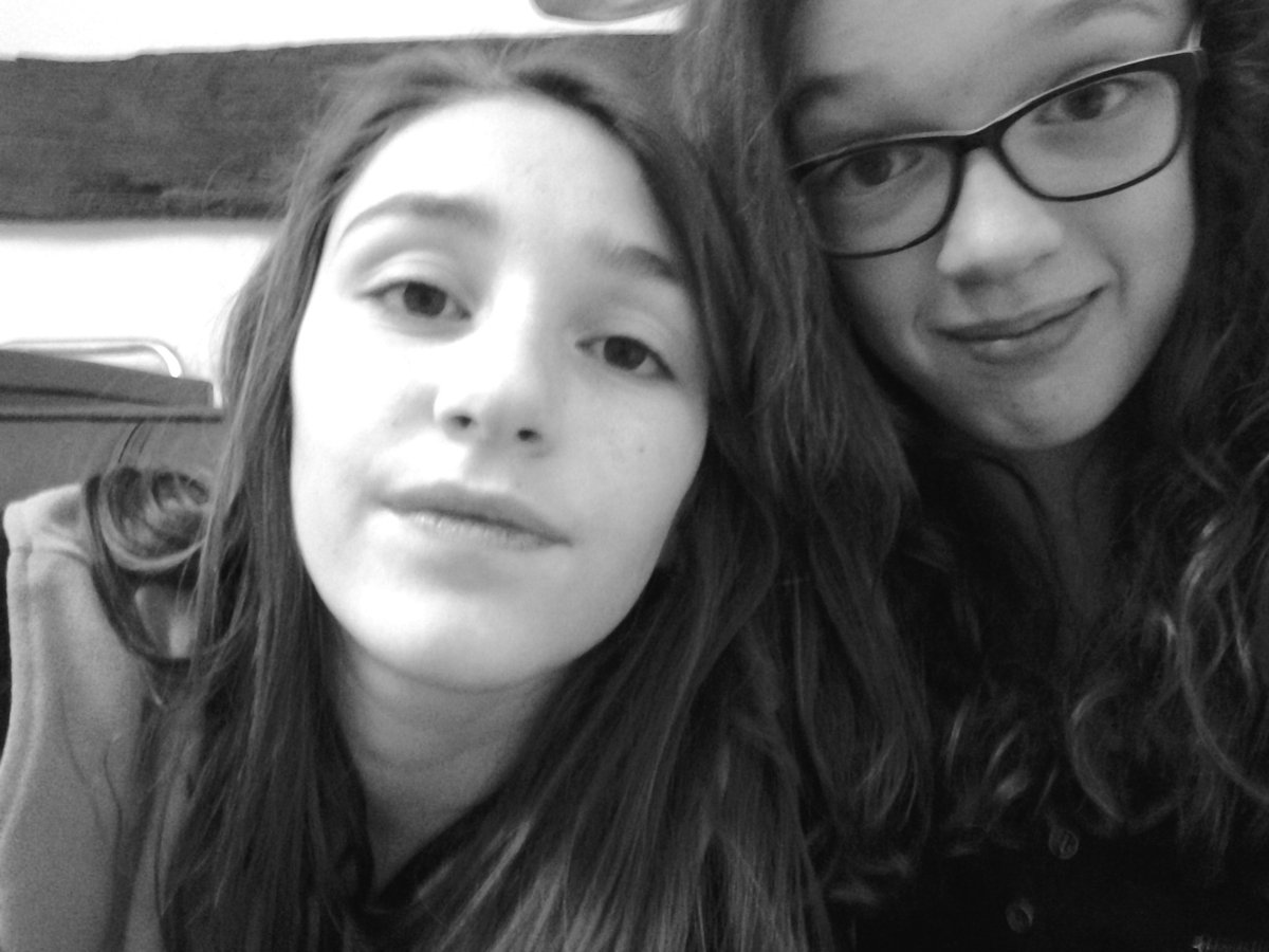 NikitaDnt's tweet photo. Ça fait maintenant 9 ans qu'on se connaît et aujourd'hui c'est son son anniversaire
Pour fêter ça je vous propose un glow up de nous 2 #2012vs2018 
Joyeux anniversaire 🎉 je t'aime fort ❤ https://t.co/ae1DRdwgh3