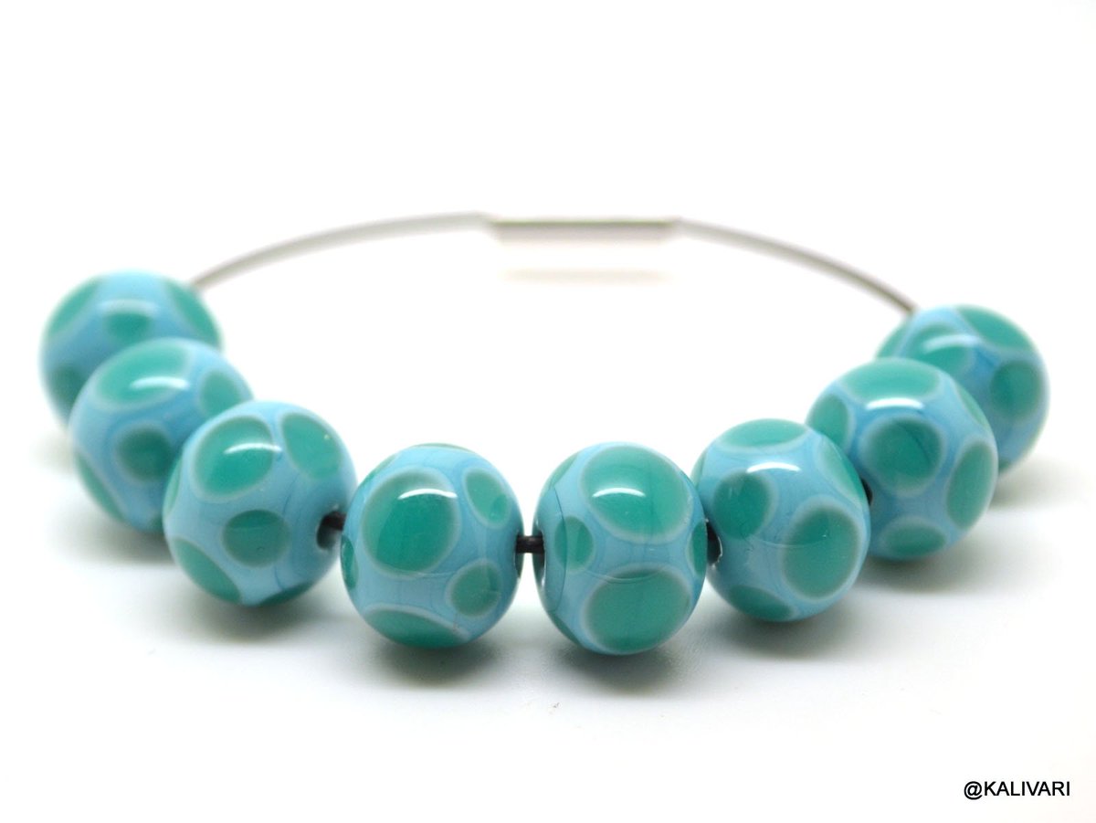Kalivaribeads's tweet photo. dots dots dots .... #lampwork #spring #glassbeads #glasperlen #handmade #handmadejewellery #makingjewellery #schmuckmachen #handgefertigterschmuck #Schmuckzubehör #jewelrysupplies #jewelrymaker https://t.co/tieWCXngPh