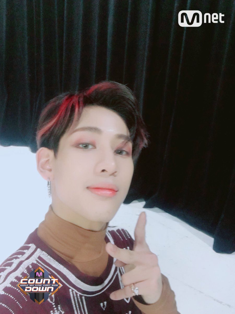 MnetMcountdown's tweet photo. #GOT7 #뱀뱀~의 시그니쳐 포즈는 언제 어디서나 빠질 수가 없는 것!! 그래봤자 미모 못숨겨요...#Look 퍼포먼스 칼각으로 딱! 뽜악!!! 희열느끼게 맞춰 추는 밤밤군!! 오늘 저녁 6시 #엠카운트다운~도 잘 부탁해요! https://t.co/rJ6MtP7wxg