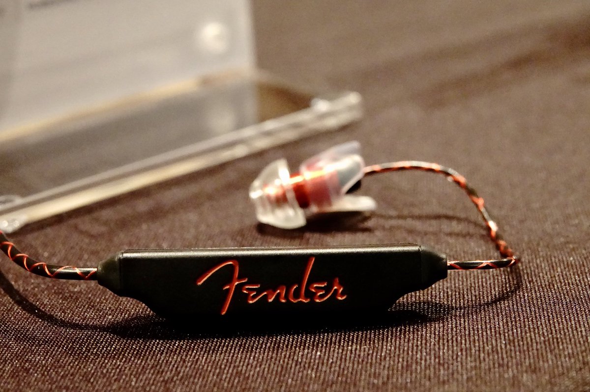 FUJIYAAVIC's tweet photo. Fender Puresonic Wirelessは、あのAurisonics ROKKETSを元に開発したヘビーデューティワイヤレス。米国では$79、aptX、Siri/Google対応ボタン、IPX4防滴、ケブラー入りケーブル。 #fender #フェンダー #earphones #イヤホン #新製品  #puresonic https://t.co/IBDdESzh3w