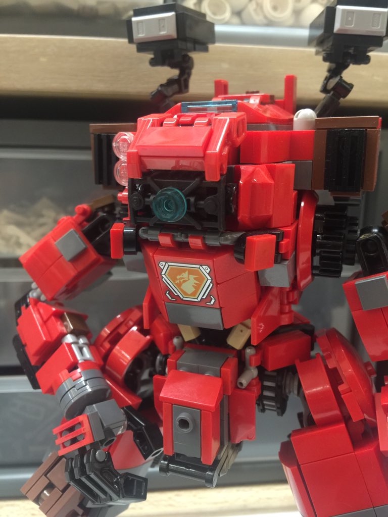 Old eye build: rare part (bionicle knee cover) and is weird for proportions (too big)