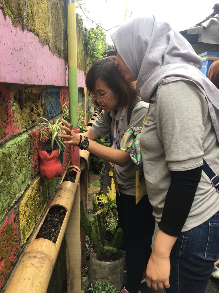 PK125_LPDP's tweet photo. Tim kebun geulis PK-125 sedang menanam tanaman cabai dan bunga hias secara vertikal menggunakan wadah bambu. @LPDP_RI 
#LPDP #LPDPinAction #KampungZamanNow #AmbatikNawasena #LPDPPK125 https://t.co/JT9ohFqnw8