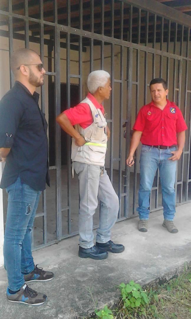 ETANEM2013's tweet photo. Continuando con el fortalecimiento de la @ETANEM2013 el director @lilianpinzon recibió la visita de @ContactoFede para impulsar los proyectos socio productivos y ejecutar  algunas remodelaciones en planta física. @solesole27 @Rodolfo_CRA @Mppe_Dgrpa @JauaMiranda https://t.co/6sbpzmO5k0