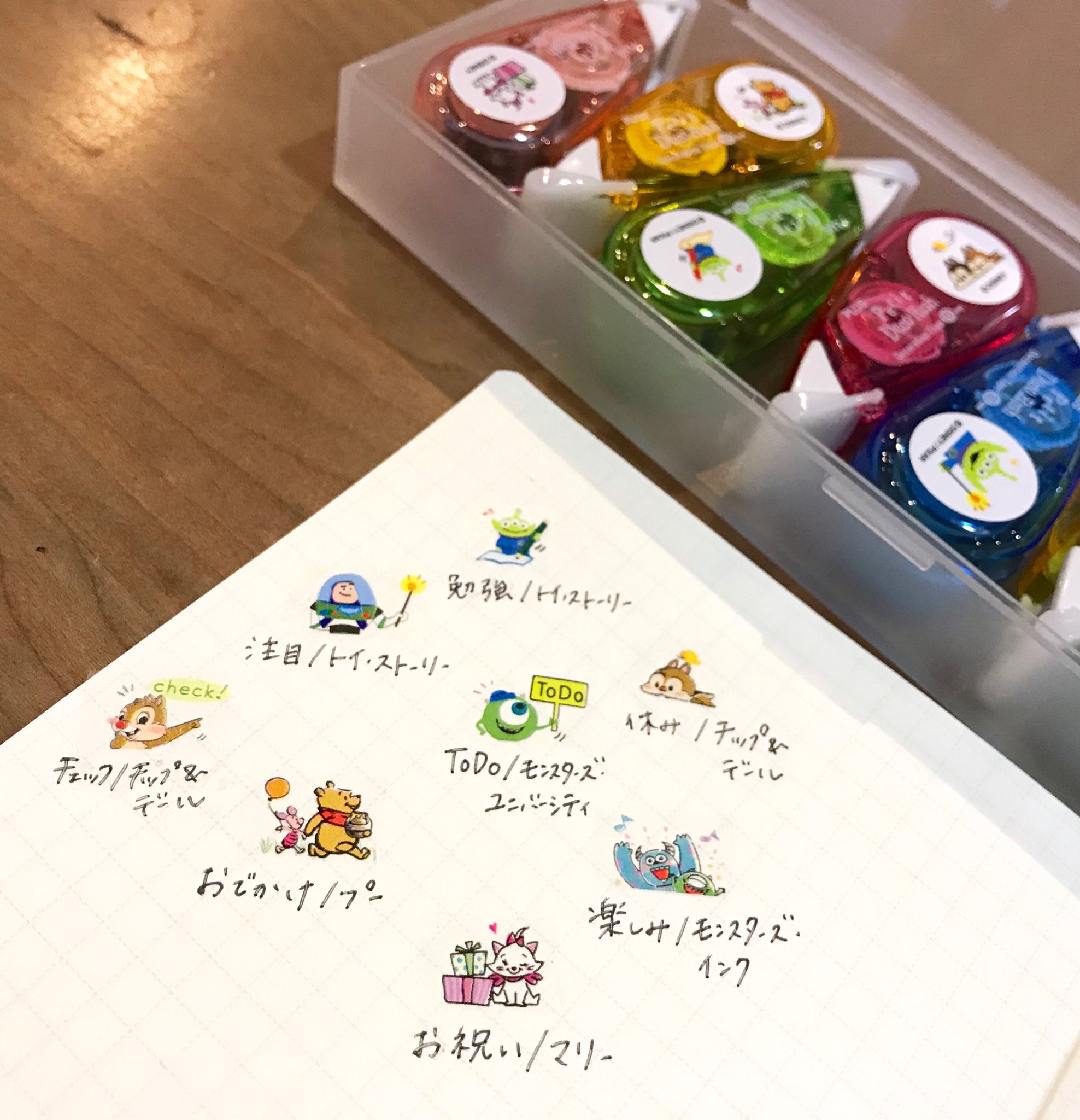 プラス Plus Stationery 新商品情報 手帳用デコレーションテープ プチデコラッシュ 太幅タイプから数量限定で ディズニーデザイン8種類を4月26日に新発売します ディズニーの人気キャラたちが手帳の予定をより楽しくさせますよ T Co