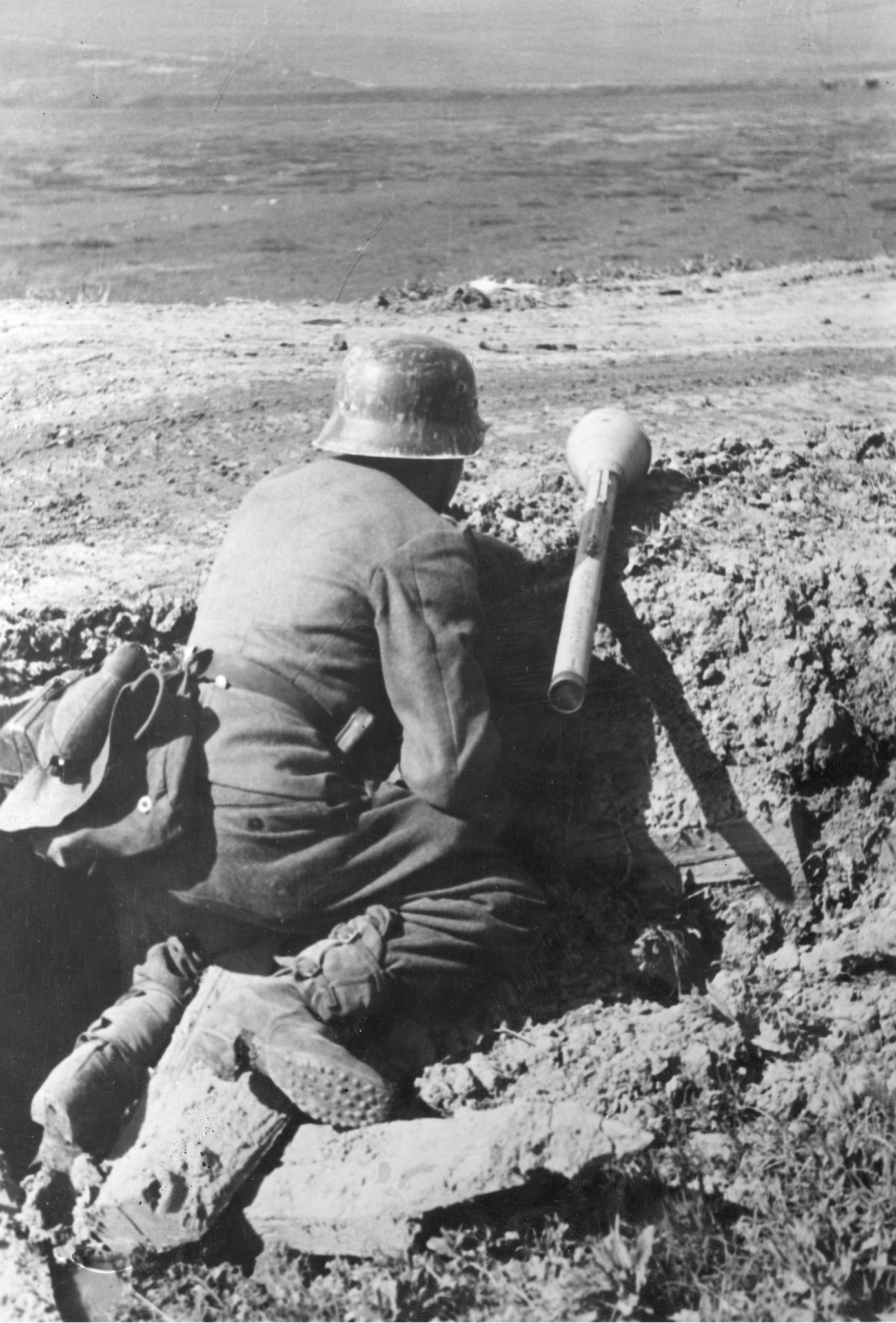 Firearms Bot In Ww2 Sur Twitter 1944年 Panzerfaust30を構える独軍 Panzerfaustはナチスドイツの対戦車擲弾発射器である 成形炸薬擲弾が使い捨て発射筒から飛翔 着弾した弾頭は モンロー ノイマン効果により0mm装甲 30型の場合 を貫徹する