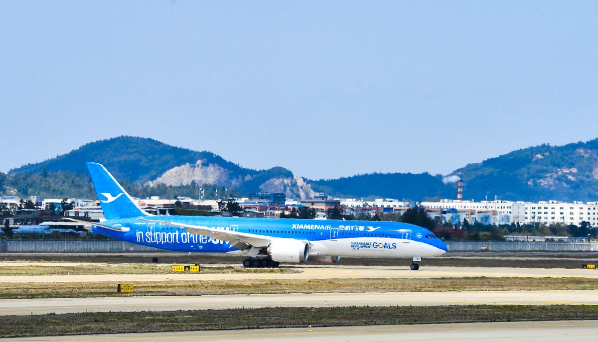 CNAviationDaily's tweet photo. #XiamenAir #FlyforBetterWorld
Magnificent group photo of the United Dream & our staff right after it touched down at Fuzhou Airport! Everybody wants to have a photo with the beauty, would you like one? https://t.co/IPLkaZRbUF