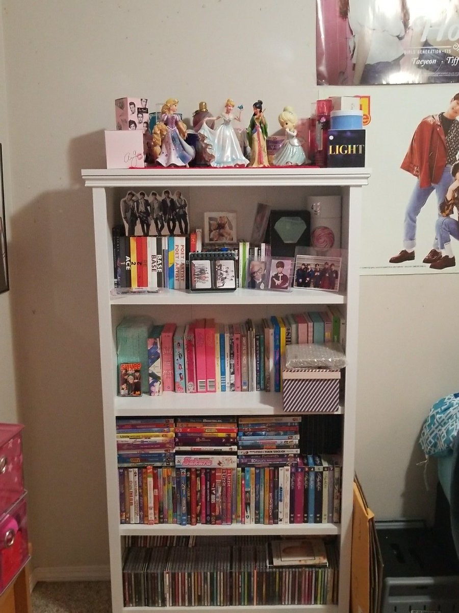 BlingerHeart408's tweet photo. My very messy book case :D https://t.co/ipJG71N2XG