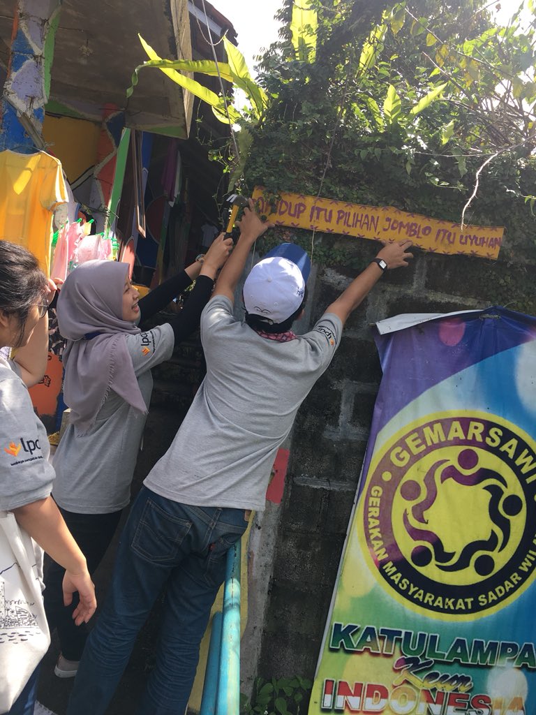 PK125_LPDP's tweet photo. Tulisan kreatif papan kayu yg sudah jadi kemudian dipasang di spot-spot strategis Kampung Katulampa. 
@LPDP_RI 
#LPDP #LPDPinAction #KampungZamanNow #AmbatikNawasena #LPDPPK125 https://t.co/NLQXjpqX4B