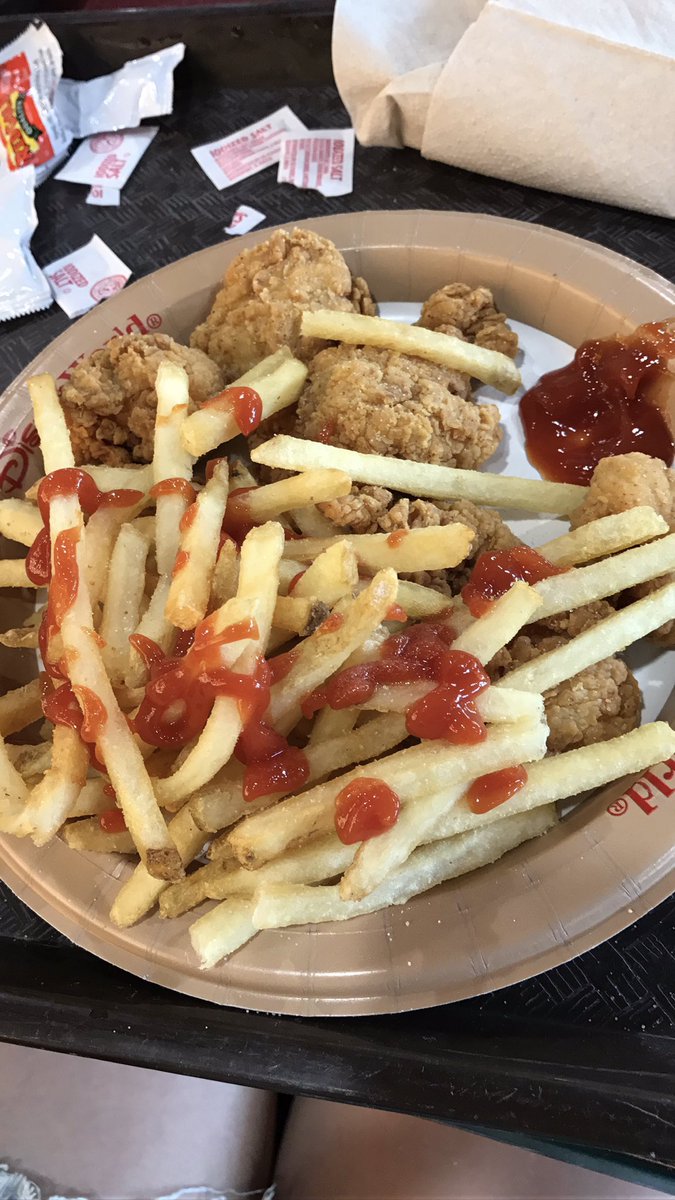 pola_mayra's tweet photo. Quien no extraña comer todo esto??? https://t.co/D6uyCnm145