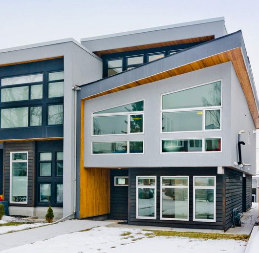 mtnpark's tweet photo. This home with many architectural upgrades &amp; an open &amp; functional floor plan is for rent! The masterfully finished kitchen features custom cabinetry, a large central island and stainless steel appliances. #yycre  https://t.co/2rUBU2pbAl https://t.co/EUuj1PLOsl