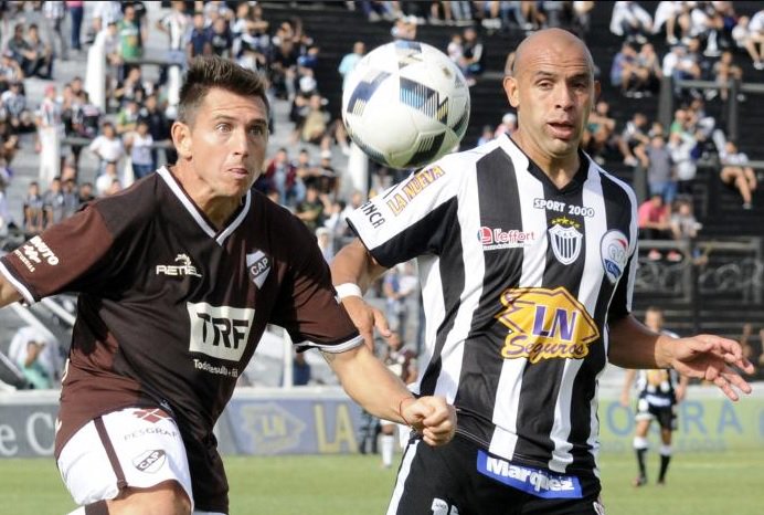 TRIBUNEROcom's tweet photo. ESTUDIANTES de Buenos Aires acaricia el ascenso a la B Nacional. Mirá esto https://t.co/wq7FzPy38H https://t.co/AaZ9QXJuOj