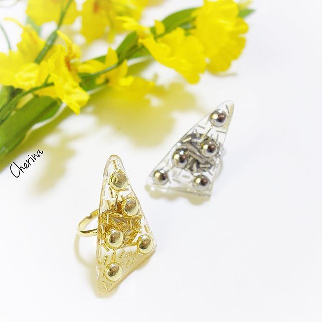 ⁑
人気のクリアスタッズハートシリーズに続きトライアングル型も💓
.
こちらも大振りで
上下付け替えで雰囲気を変えられます( *´艸｀)
.
.
#おおぶりリング #ハンドメイドリング #スタッズリング #クリアリング #三角リング #大きめリング #2wayリング ift.tt/2FW0Bkc