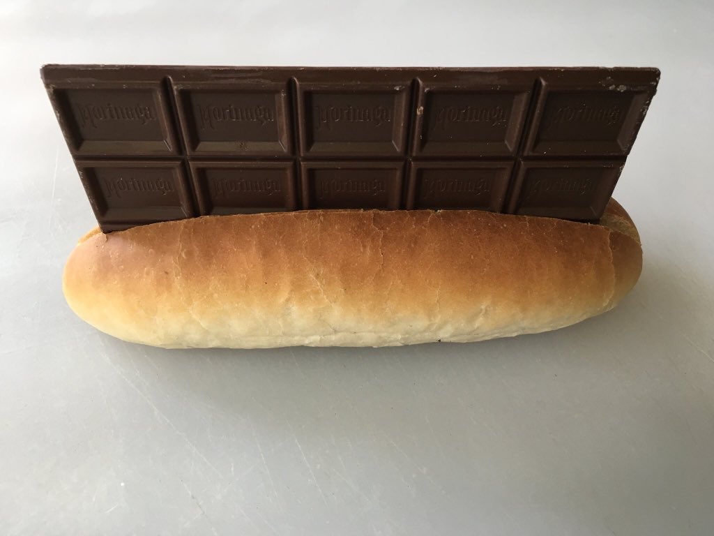 パンに板チョコを挟んだロイズの商品 グテ の見た目が衝撃的 板チョコのおまけにパンがついてるやつ Togetter