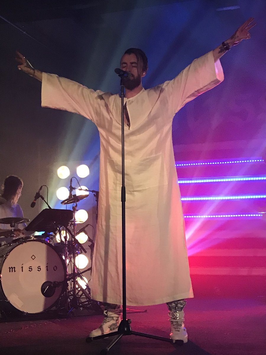 Leeners14's tweet photo. @MissioMusic great show tonight! Thank you for being so vulnerable and sharing your stories through your music and playing it for the world. Takes guts. #Ihateencorestoo https://t.co/xQKF7flK0J