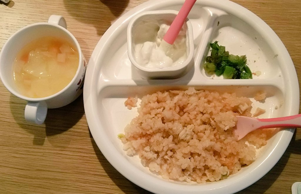 えりごん Pa Twitter 3 12離乳食 朝 チキンライス セロリのおかか炒め 具沢山野菜スープ バナナヨーグルト 昼 給食 おやつ 焼き芋 夕 ご飯 豆腐ハンバーグ パプリカとグリーンアスパラのソテー かぶときのこのスープ ぶどう 離乳食完了期 離乳食献立