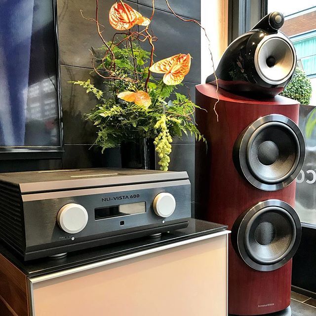 AudioVenue's tweet photo. Musical Fidelity’s NuVista 600, sitting along side the B&W 800D3. #800d3 #800 #bowersandwilkins #bowerswilkins #bandw #bw #800diamonds #musicalfidelity #nuvista #bw800 #nuvista600 #nuvistaamplifier #audiophile #highendaudio #audiophiles #music #stereo #… https://t.co/6HCQOZNlBU https://t.co/wiLGwpFr9P