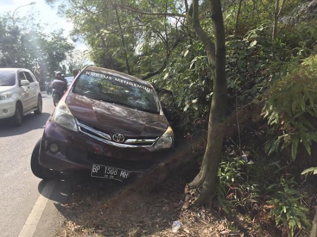 Batamlnfo's tweet photo. Mobil Belajar Mengemudi LPK Bersama Jaya Tabrak Pengendara Motor di Tiban https://t.co/4XL9VziAcj https://t.co/8NjzInfIWy