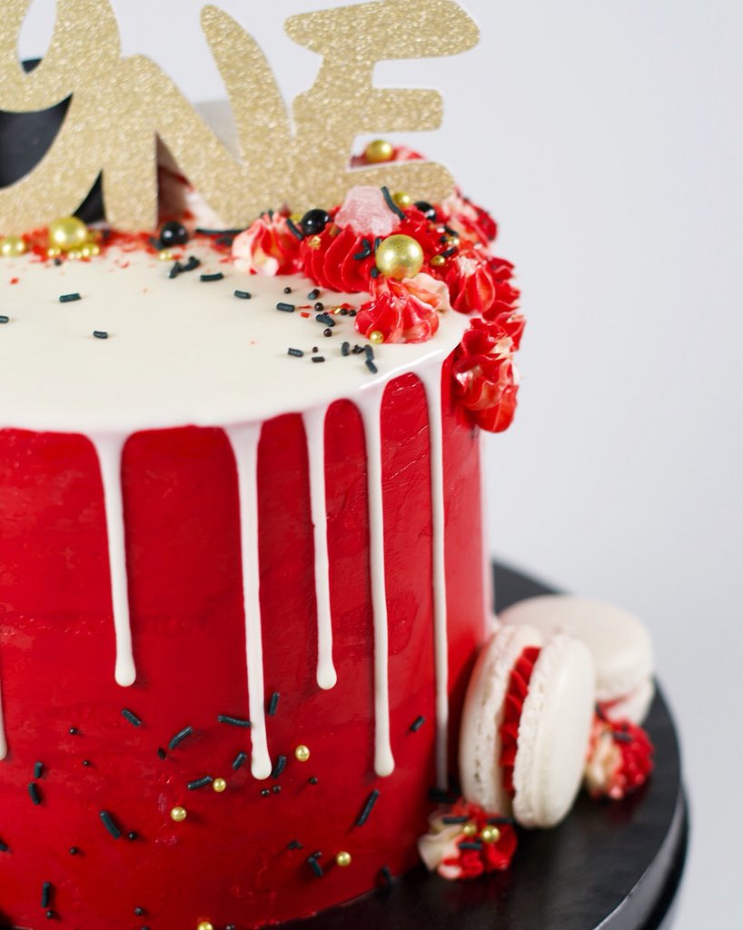 chietopia's tweet photo. Hey Mickey you’re so fine!
Happy 1st birthday EJ! 👶🏻
EJ’s red velvet drip cake was topped with macarons, buttercream décor, and of course my go-to @fancysprinkles (Black Widow & White Rock Sugar Gems). Cake topper by the fabulous @lunabelledesign
#Chietopia #mickeymousecake https://t.co/7GEaH0OUEQ