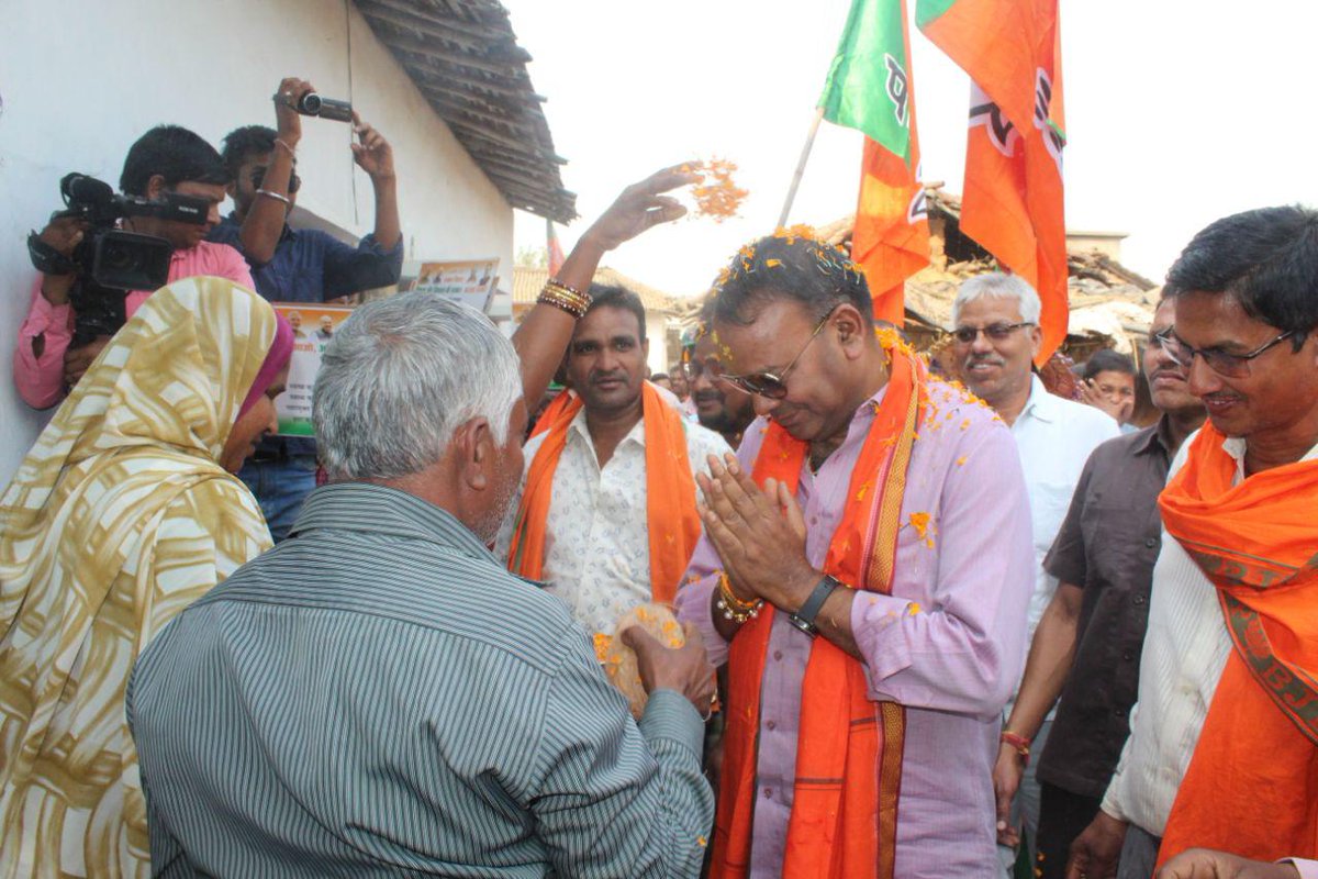 माननीय मंत्री महोदय श्री <a href="/Chandrakar_Ajay/">Ajay Chandrakar</a> जी के प्रति क्षेत्र वासियों का प्यार व समर्थन इस बात का प्रतीक है कि मंत्री महोदय ने अपने सभी समर्थकों व क्षेत्र वासियों को एक पालक की तरह देखभाल की है व सदैव उनके लिए तत्पर रहें हैं
#JansamparkYatra की कुछ झलकियां
<a href="/KurudCg/">Kurud</a> <a href="/BJP4CGState/">BJP Chhattisgarh</a>