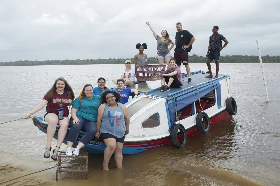 alana_zamora's tweet photo. @StudyAbroadTXST Traveling across the Essequibo River to get to Baganara Island! π·: @holly_wise / @TXSTGlobalNews. #txststudyabroad https://t.co/DPhU21sUBy
