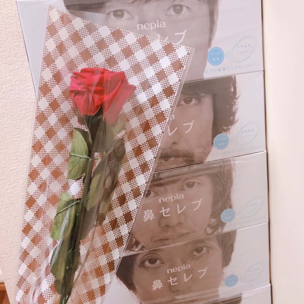 children1863's tweet photo. 報告あります。
昨日、かなと初めて出会った大阪城ホール前でプロポーズしました。Hallelujahフルのムービー見せて一輪のバラ渡して「結婚してください」と伝えました！！
何十年先も側にいて欲しいです。
これからもよろしくね。
指輪はオーダーメイドのため後日、、
このプリクラはもう7年前😂😂 https://t.co/hlvnE6yQEo