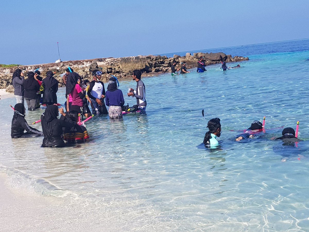 CHSE_HighSchool's tweet photo. #Farukoe program: Snorkelling Day 3. Alhamdhulillaahi, successfully completed all 60 students :) #exploringreefs #childrenofthesea @EducationMV @UfaaMv @aishathshiham @diverslodge @Moodhu_bulhaa https://t.co/PP1TLtKpyt