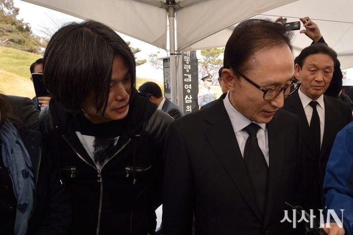 사랑하는 나의 가카는 감방에 가십니다
아아, 가카는 가지만 나는 가카를 보내지 아니하얐습니다. 
싱가포르 중국의 비자금
변호사비로
아름 따다 가실 길에 뿌리오리다
사뿐히 즈려 밟고 가시옵소서