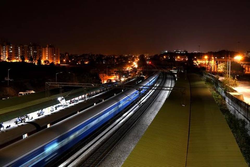 SWRRLY's tweet photo. Ministry of #Railways grants ₹492.87 crore to Quadruple the #Railway track between #Bengaluru and #Whitefield
This #project is likely to benefit 62,000 daily #commuters.
#Karnataka #NewRailNewIndia #RailwayUpgradePlan #PromisesInMotion https://t.co/WFNQnOIk5I