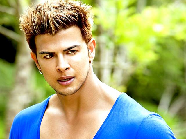 htshowbiz's tweet photo. #sahilkhan on Tiger Shroff’s mother Ayesha being summoned in #CDRScam: It’s karma https://t.co/CpaspXkikb https://t.co/RvcBR2pxDH