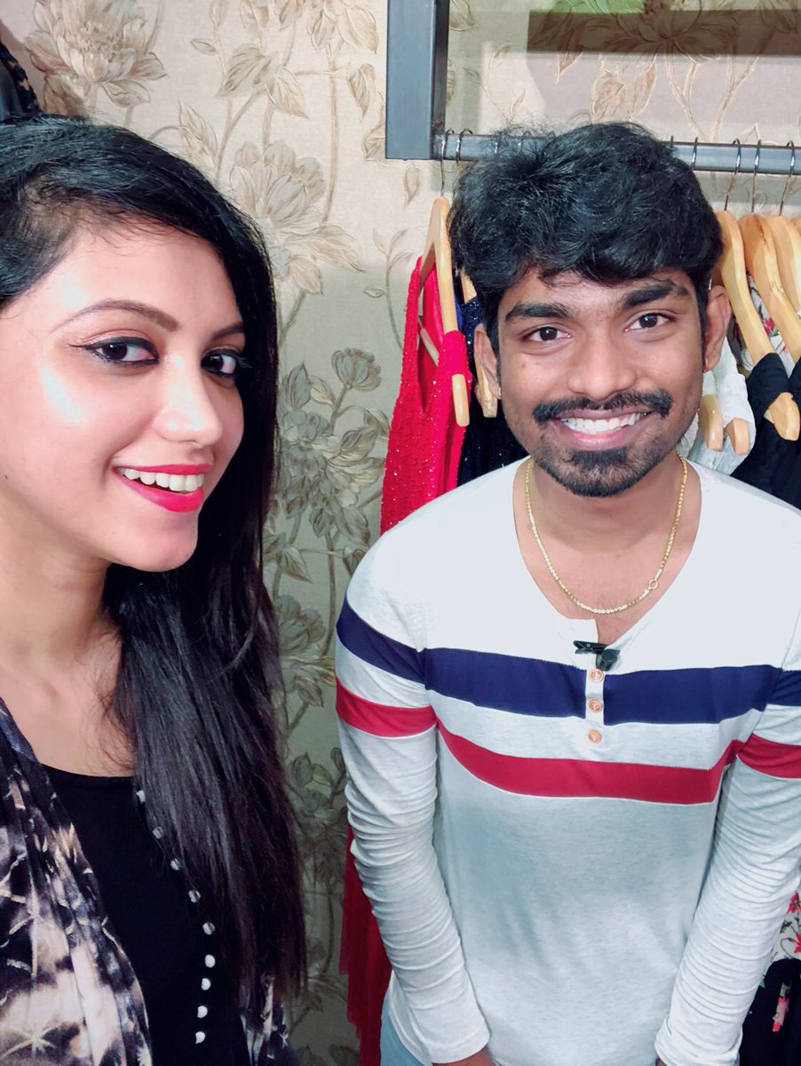 joy_stylist's tweet image. So team @howsfulldotcom asked me to post this selfie pic with anchor @Yuvaraj_Tamil as a penalty 😜😜🤪 #funinterview #daregame #prankshow 😎